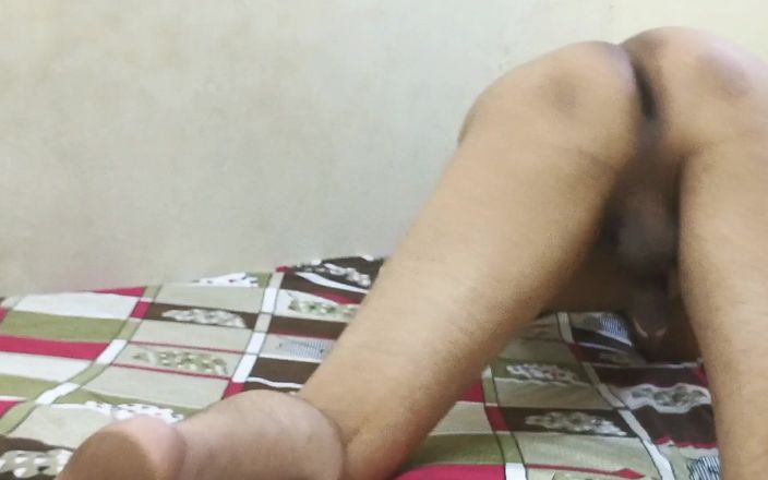 Rockko234: भारतीय पति बिस्तर पर नग्न होकर अपनी गांड और गांड दिखा रहा है