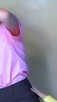 Carla brown lagi asik muasin memeknya yang becek