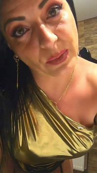 Fetiș cu toaletă la baie. Dantelă Robe Vorbe murdare și pișat Lucios Dress de aproape
