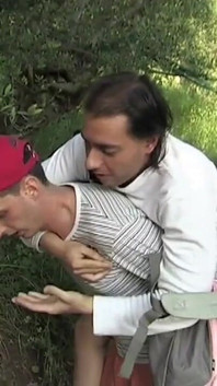 Pierino je chyceno učitelem, který sledoval, zatímco šla na záchod, ale tak vzrušená, že ho šuká