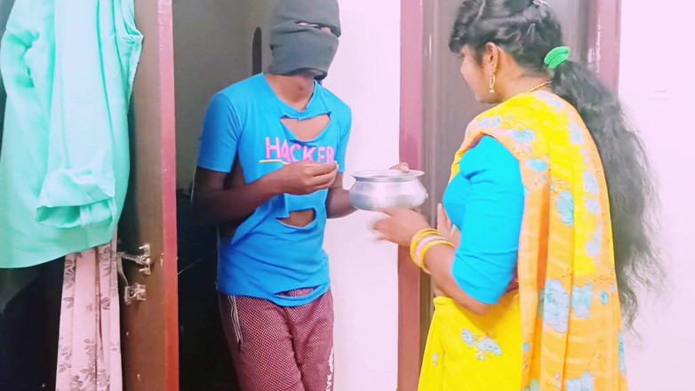 Telugu honey lips: Suri rumah India yang cantik mengongkek batang besar. Cakap Kotor...