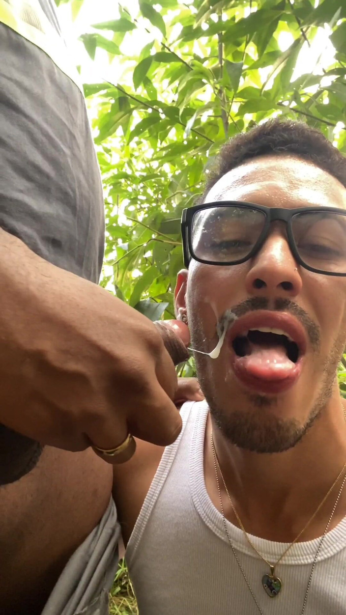 SEX GAY AMATEUR: Muncitor în construcții se fute cu un băiat pe șantier