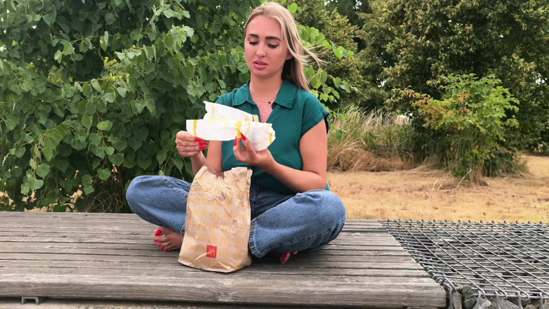 Goddess Lena: Zdrobind hamburgerii