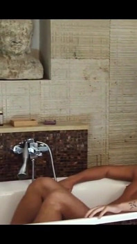Cewek cantik ini nggak bisa nolak kontol suaminya saat dia lagi mandi, jadi cewek ini memutuskan untuk ngentot kakinya dengan licin