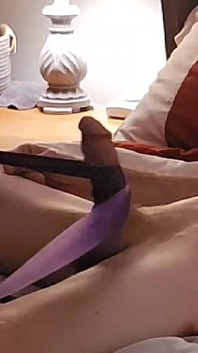 보라색의 여인과 관능적이고 재미있는 침실 섹스