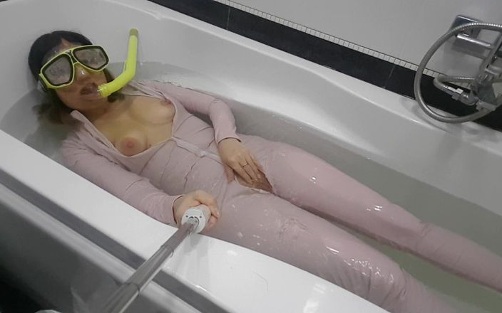 Larisa Cum: Я ношу бежевый латексный костюм и маску, играю в ванне с водой!