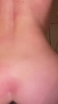 Tvrdé anální šukání pro Angel Emily, zatímco manžel se dívá.