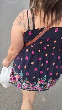 街でミニスカートを履いた熟女と出会う