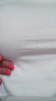 Een orgasme tepels en volgende afkoelen door mijn t-shirt te nat te maken
