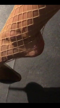 Der louboutin-schuh baumelt. Klassisches schwarz. Klassischer klassischer Stil.