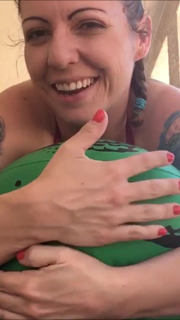 Nikki's Fetishes: Riesiger aufblasbarer gator