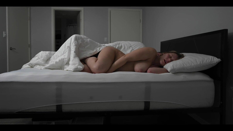Mya Lane: ¡Se deslizó en la cama, luego se deslizó dentro de...