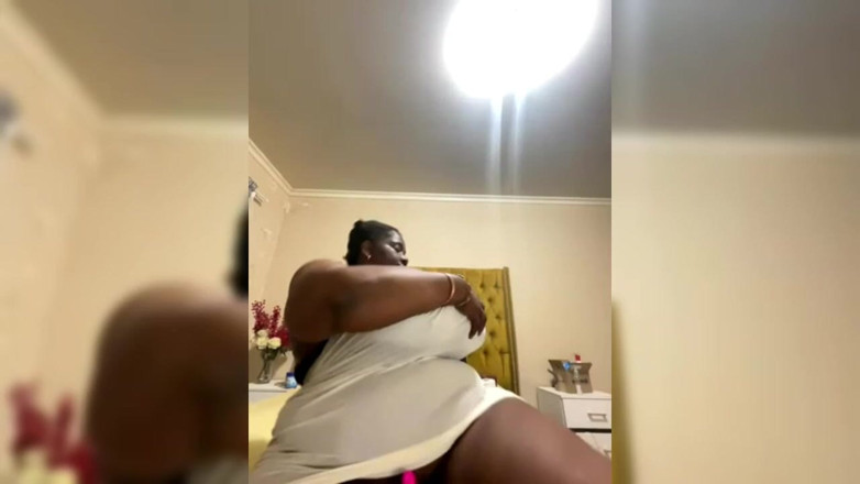 Legendary Booty Overdose: Stillendes ebenholz sSBBw duscht &amp;squirtet beim masturbieren