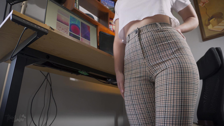Teasecombo 4K: Dziewczyna z biura dokucza tyłek w majtkach z pełnym tyłem