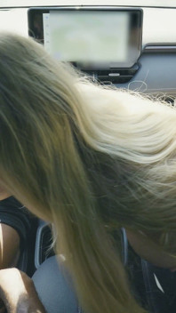 Nikki นมใหญ่และดูดควยใหญ่ในรถ
