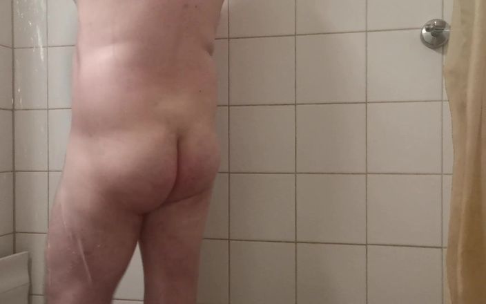 Uhri: Laver la bite et les couilles