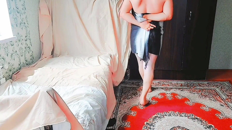 Kitty_Cross: Awek transeksual comel melaraskan strap-on coli dengan main-main