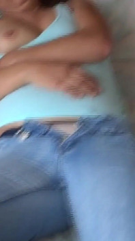 Mijn hete vrouw pronkt om geneukt te worden door haar stiefbroer