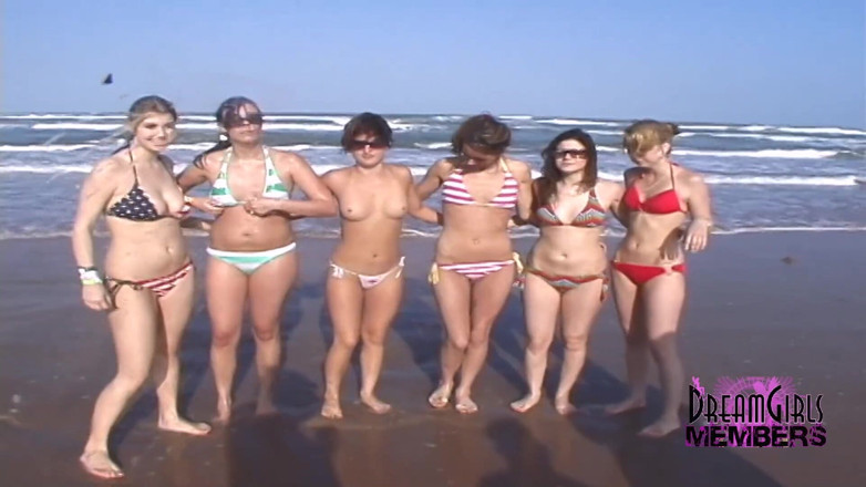 Dream Girls: Le ragazze si spogliano su una spiaggia