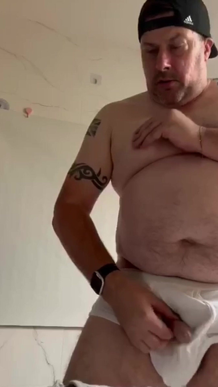 uktattooedchub74: टाइट व्हिट्स में मैं वंक और वीर्य निकालती हूं