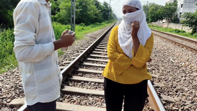 Indian Teen Girl's: Açık havada seks üvey erkek kardeş ve üvey kız kardeş kapının dışında...