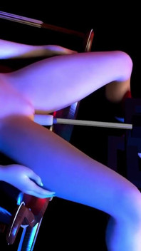 Ateşli seksi güzellik seks makinesi tarafından sikiliyor