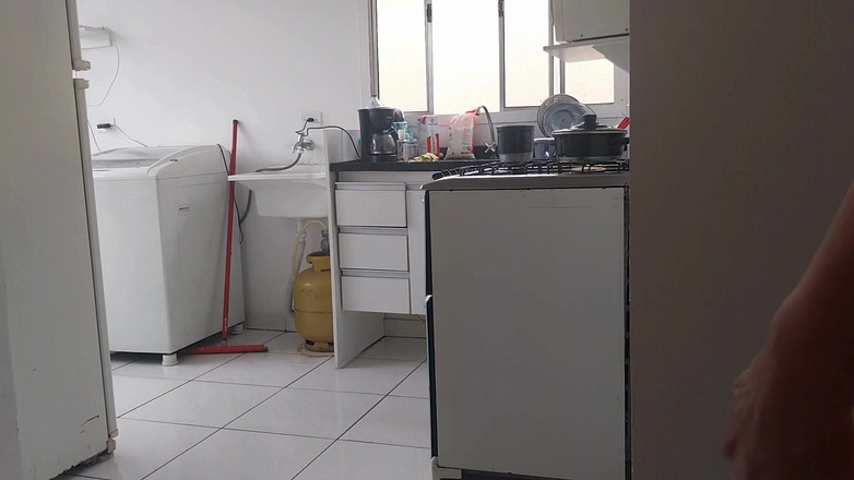 UtopianHumor507: Zlobivá blondýnka se uvolňuje pro své milence.