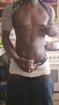 Je me suis branlé furieusement jusqu’à ce que mes grosses éjacs lâchent avec tant de force.