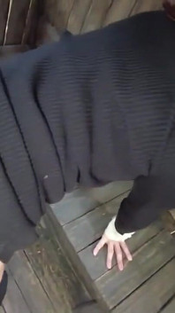 Sinnliche Hüften enthüllt, während sie unter verspielten spanks schmilzt und von hinten neckt. - C