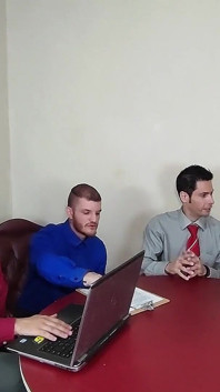 Office Gone Mad Apabila Dua Blonde Muncul