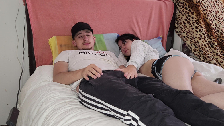 Jopy sex: Yeğeni yarağını yemek için yatağına giriyor ateşli sikilmek istiyor