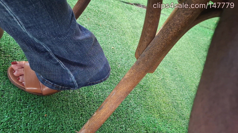 Foot Patrol: Salamander'daki cumartesi partisinde güzel ayaklı zenci orta yaşlı seksi kadın