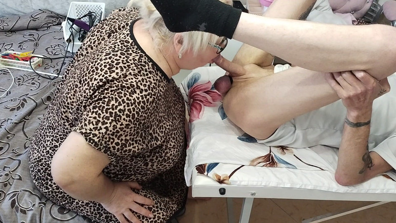 Zona901: Ma copine joue avec ma bite avec ses mains et...