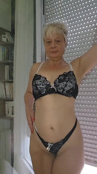 Sexy MILF sofy přírodní zralá žena, všechno je o mně pravdivé, stejně jako všechno, co dělám