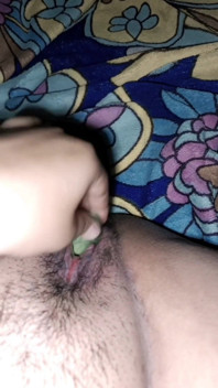 La moglie non fa sesso con il marito da molto tempo, pokes vagina con cetriolo