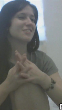 Linda puta de tetas caídas bonita chupa pequeño coño de polla comiendo flop house tour