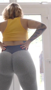 Paige Turnah Yoga berpantat besar mengusik pantat untuk mendapatkan awak dengan keras