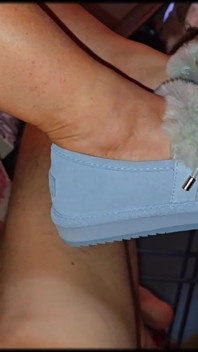 Macecha v fluffy Ugg Boots chce sperma ve své kundičce