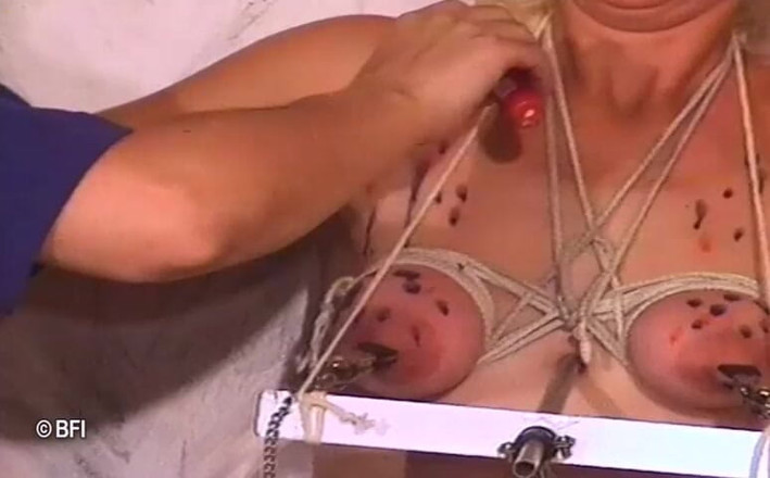 Slave Seks: Dom pervertido atormenta los pezones de una hermosa chica