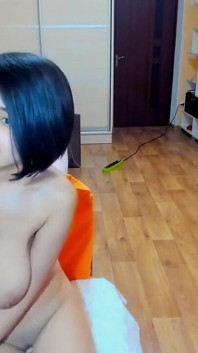 Brunette basah Myla_angel masturbasi keras dengan dildo besar ketika tinggal di rumah bersama.
