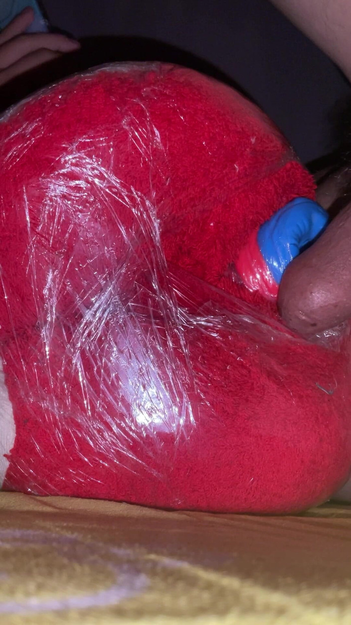 Milky Tata: Cowok ini belum disunat lagi asik muasin memeknya pakai mainan...