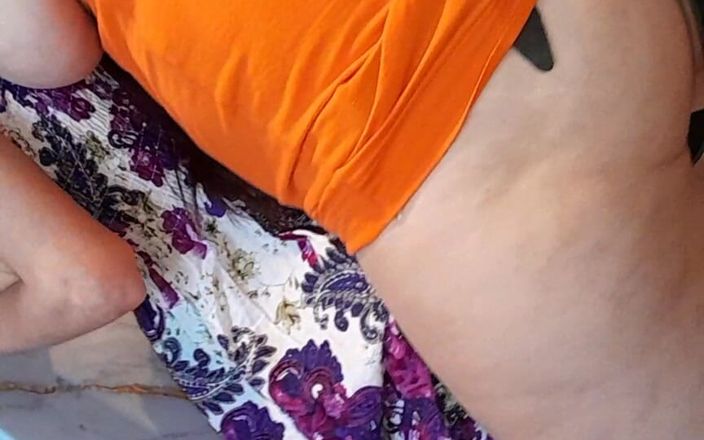 Lesbian-candys: मेरे पड़ोसी ने मुझे दीवार के खिलाफ कसकर पिन किया और मुझे जोर से चोदा