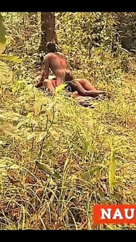 Bini amatur miang mengongkek seorang lelaki yang sangat gelap di dalam pepek