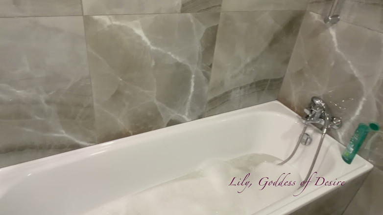 Lily, Goddess of Desire: Baie, masturbare cu ejaculare și seducție