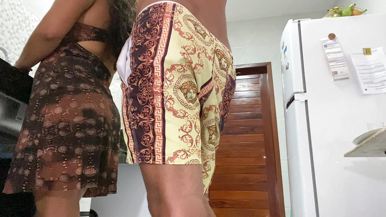 Mel Sanchez: Ibu tiri saya yang berpantat besar membasuh pinggiran dan saya...