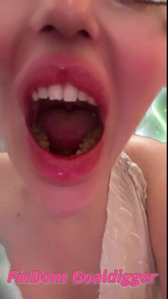 FinDom Goaldigger: O fată cu buze mari se căscă foarte adânc