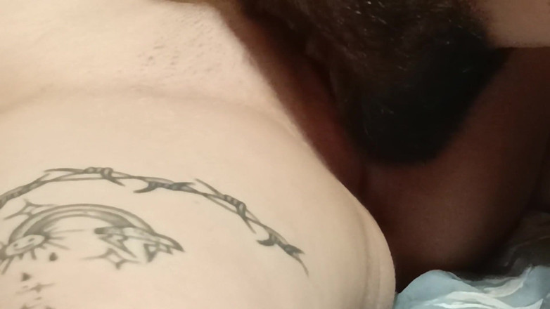 Deylamoons: Un barbu lèche doucement la chatte jusqu’à l’orgasme