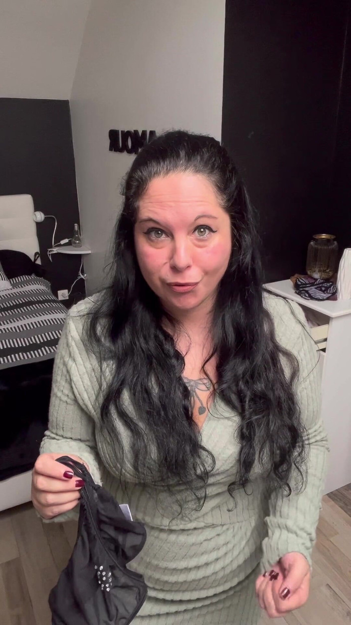 Maitresse Clara: JOI &amp; CEI, o cara desleixado curtindo minha calcinha