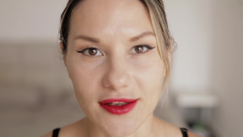 Mrs Peachesxx: Look Into My Mouth