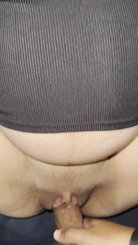 激しく自慰行為をする、私の小さな妻はからかわれるのが好きです